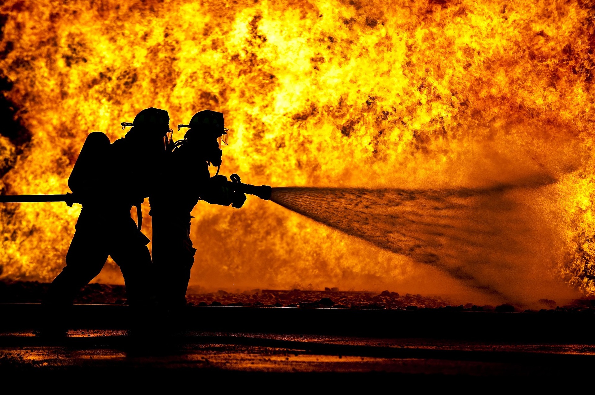 Réalisation Photo "Pompiers éteignant un feu" à l'Atelier Gutenberg Pont Audemer, Imprimeur, Reprographie, Broderie, Signalétique, Découpe et Gravure laser